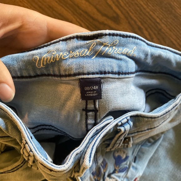 Flower Embroided jeans - Picture 5 of 9